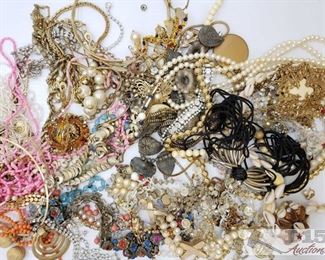 305:Costume Necklaces and More
This collection contains Costume necklaces, pins and more
J46 4of11