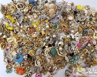 307: Various Pins and More
This collection contains pins of different colors and shapes 
J46 6 OF 11