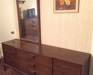 4-Pc Mid Century Bedroom Suite/Dresser & Mirror