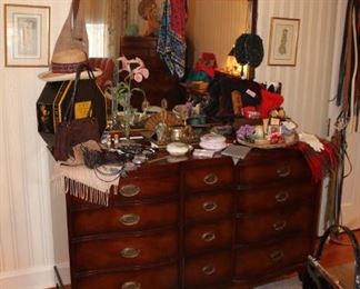 Vintage Hendredon mahogany dresser w/ mirror
