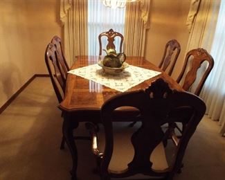 Beautiful Drexel Heritage Dining Table With 6 Chairs, 2 more leaves & Pads!! Excellent Condition!!