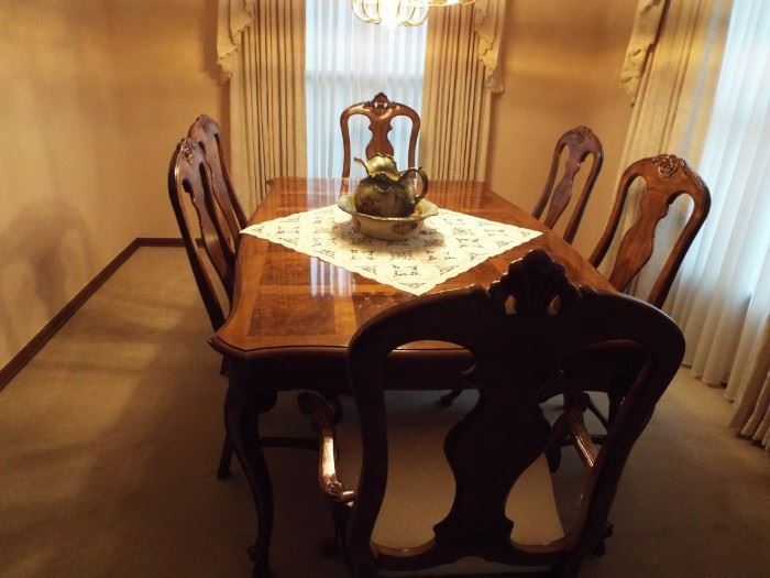 Beautiful Drexel Heritage Dining Table With 6 Chairs, 2 more leaves & Pads!! Excellent Condition!!