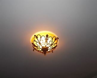 Ceiling light fixture