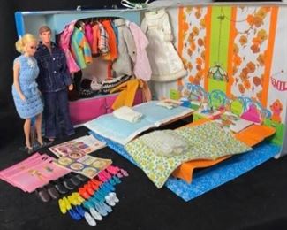 384cPJ Barbie, Ken, Case Clothes