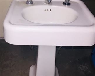 1920s pedestal sink in beautiful condition 