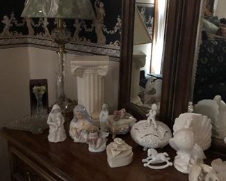 Dresser Boxes, Figures