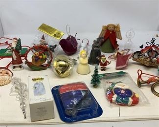 Assorted Christmas tree ornaments; 17 pieces, 4