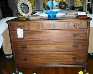 Vintage 4-Drawer Chest in very good condition
