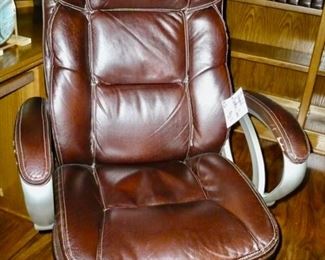 Broyhill Executive Desk Chair (Has a little wear on the arms)