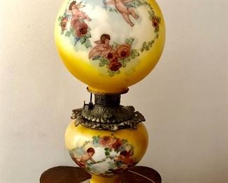 Gorgeous gone with the wind lamp all original shade and base 