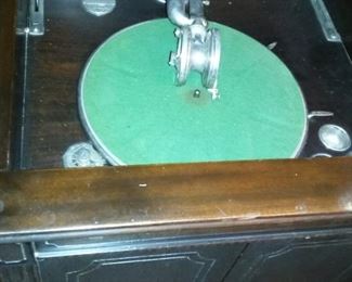 Brunswick "Sharon" windup Record Player Phonograph