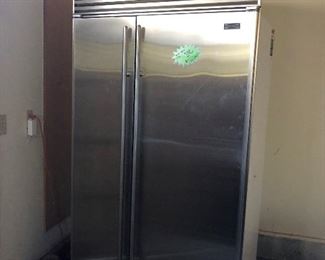 642S Subzero restaurant size refrigerator/freezer, 7' tall, 42" wide.  Works perfectly.