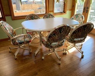 Kitchen table/one leaf/6 chairs on wheels