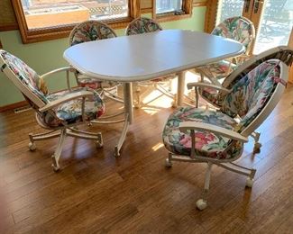 Kitchen table/one leaf/6 chairs on wheels