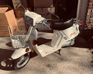 Honda Spree 49cc white scooter (2410 miles)