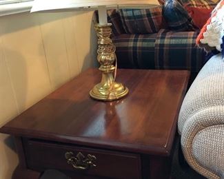 End table w/ mahogany finish & 2-light brass lamp