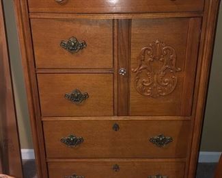 Oak chest of drawers