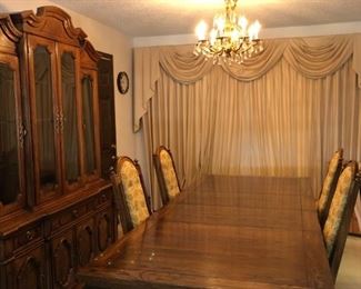 Thomasville 2 leaves, hutch, china cabinet and 4 chairs