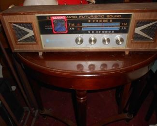 Mid-Century table top radio