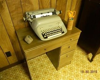 typewriter/desk