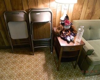 folding chairs/end table