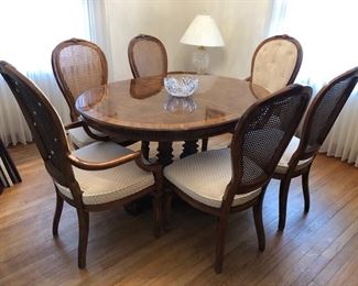Dining room table, 2 leafs, table pads and 6 chairs