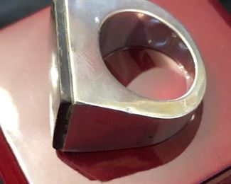 MID CENTURY STERLING MODERNIST RING APPROX. 38.8 GRAMS