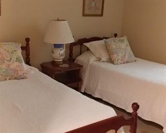Set of twin beds and mattress