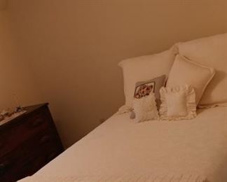 Full spindle bed and mattress