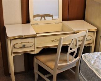 Vintage Vanity Table with Pop up mirror and storage