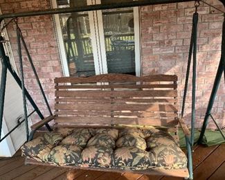 Outdoor porch swing
