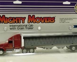 Ertl International Cab with Grain Trailer 1187 In Package 1987 Vintage Farm 1:64