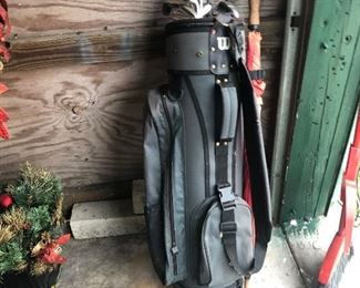 SET OF GOLF CLUBS
