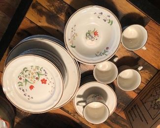 NICE SET OF VINTAGE DISHES