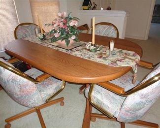 dining table w/4 chairs on rollers