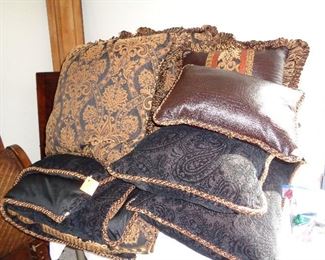 king comforter & pillows