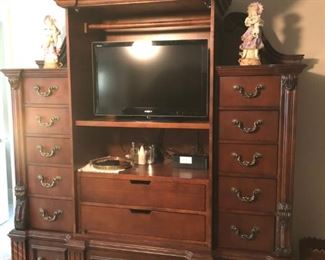 Chest / TV