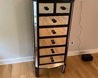 Lingerie cabinet mirrored