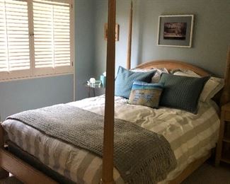 4 poster bed Queen and bedding 