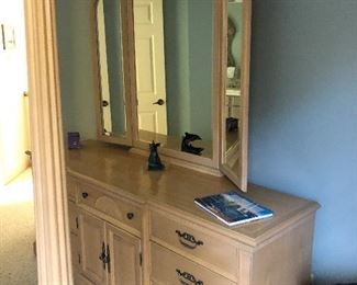 Dressers and queen size 4 poster bed