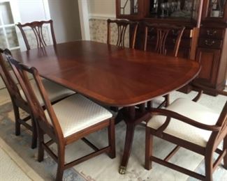 Henredon Dining Room Table with 6 chairs 6'-4"L x 46"W x 28"H