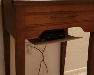Vintage Singer Sewing Machine Model 257 "Fashion Mate", Foot Pedal Table Cabinet