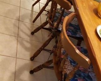 8' Beautifully Finished Dining Table & Chairs