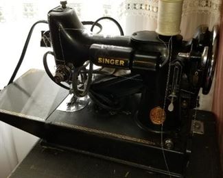 Singer Featherweight Sewing Machine 