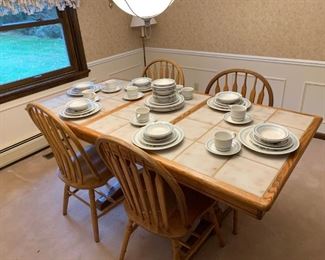 Oak Dining Table w/Tile Top & 1 Leaf & 4 Chairs!