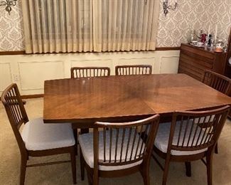 MID-CENTURY MODERN WALNUT DINING SET WITH 6 CHAIRS