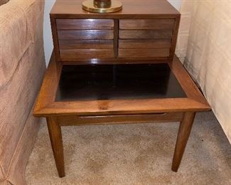 MID CENTURY MODERN MERTON GERSHUN DANIA COLLECTION FOR AMERICAN BY MARTINSVILLE SIDE TABLE / NIGHTSTAND