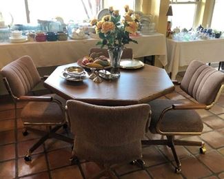 Kitchen Table w 4 Rolling Chairs + Leaf 