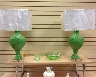 BEAUTIFUL MATCHING LAMPS AWESOME LUCITE BASE