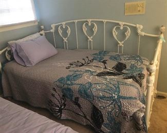 Nice daybed/trundle bed. Perfect for your guest room! Thanksgiving is coming up, you gotta put your relatives somewhere!